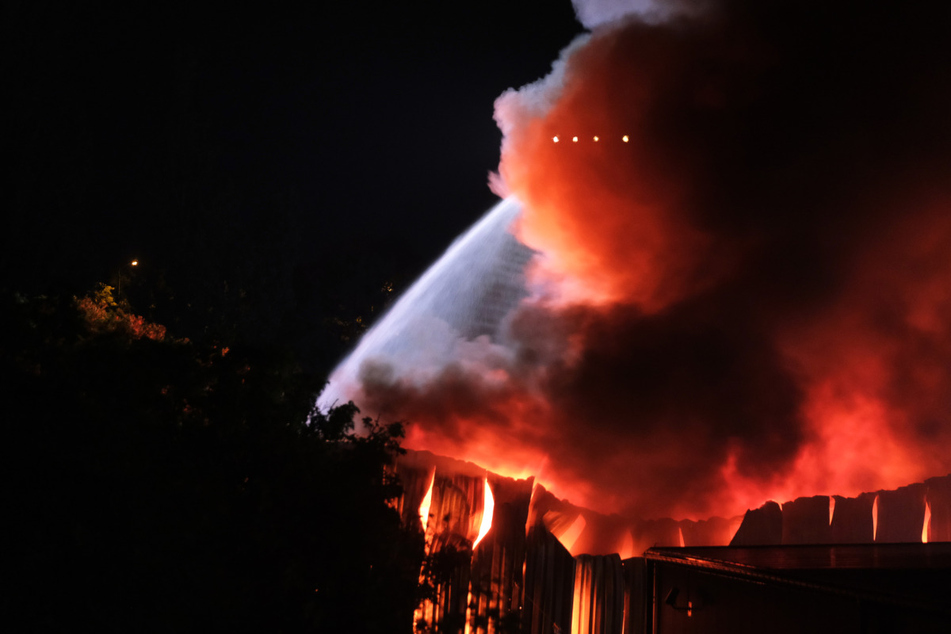 Leipzig: Flammen-Inferno in Leipziger Lagerhalle: Großbrand nach 38 Stunden gelöscht