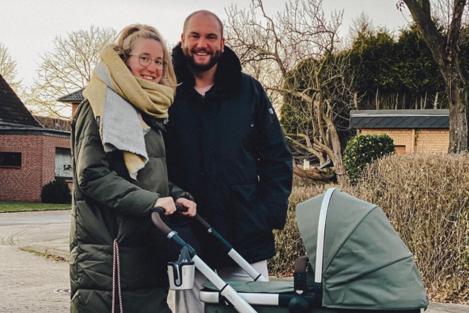 Melissa (28), Philipp (33) und Mucki haben nun weniger gemeinsame Zeit als Familie.