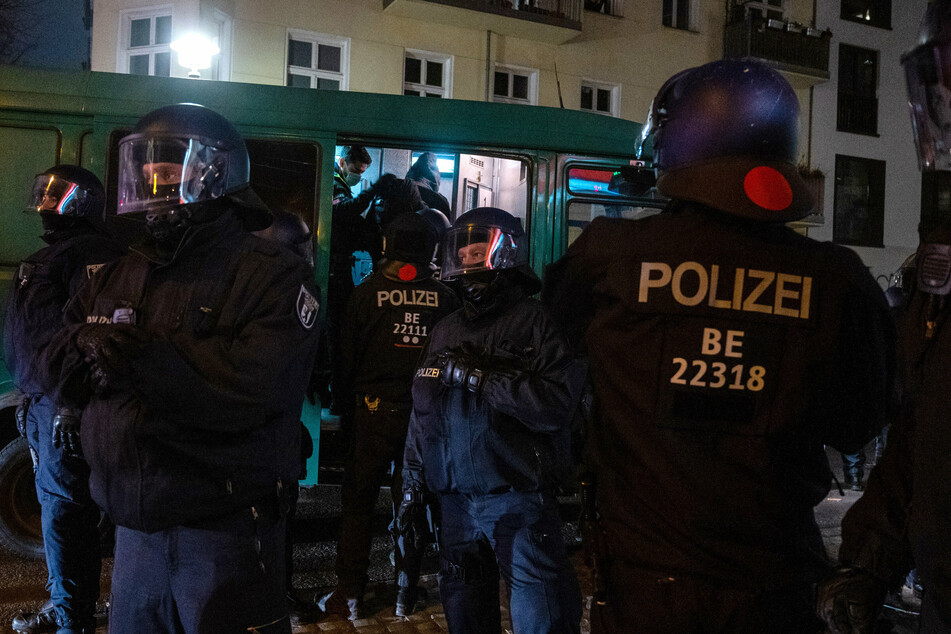 Immer wieder kommt es in der Rigaer Straße zu Konflikten zwischen Polizei und Linksextremisten. (Archivbild, Symbolbild)