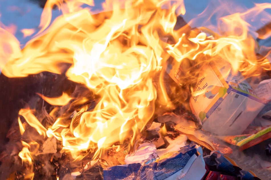 Die Feuerwehr brachte die Flammen noch im Fahrzeug unter Kontrolle. (Symbolfoto)