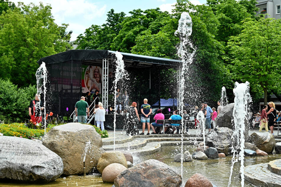 Rund um den Findlingsbrunnen in Gruna feierten Anwohner und Gäste das 17. Brunnenfest.