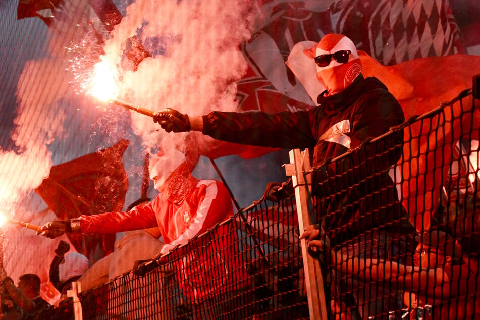 Ein Auslöser des Fan-Ausschlusses: Gegen den FC Kopenhagen haben Fans des FC Bayern unter anderem Pyrotechnik gezündet - das hat nun Folgen.