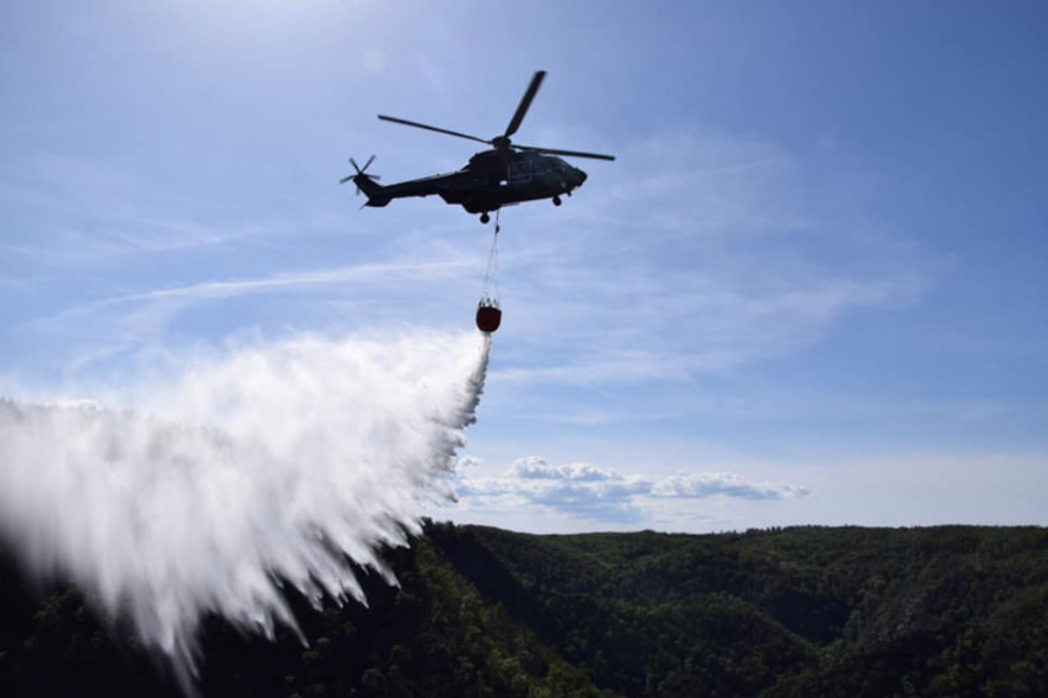 Das Feuer musste zwischenzeitlich aus der Luft per Hubschrauber gelöscht werden.