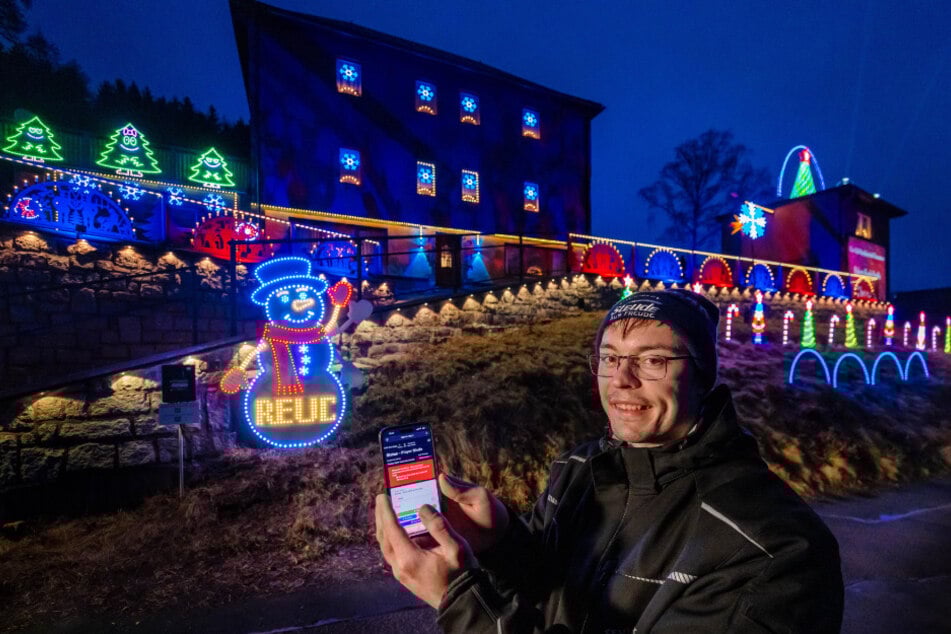 Simon Steudemann (32) hat sein Haus mit etwa 11.000 Lichtern herausgeputzt.