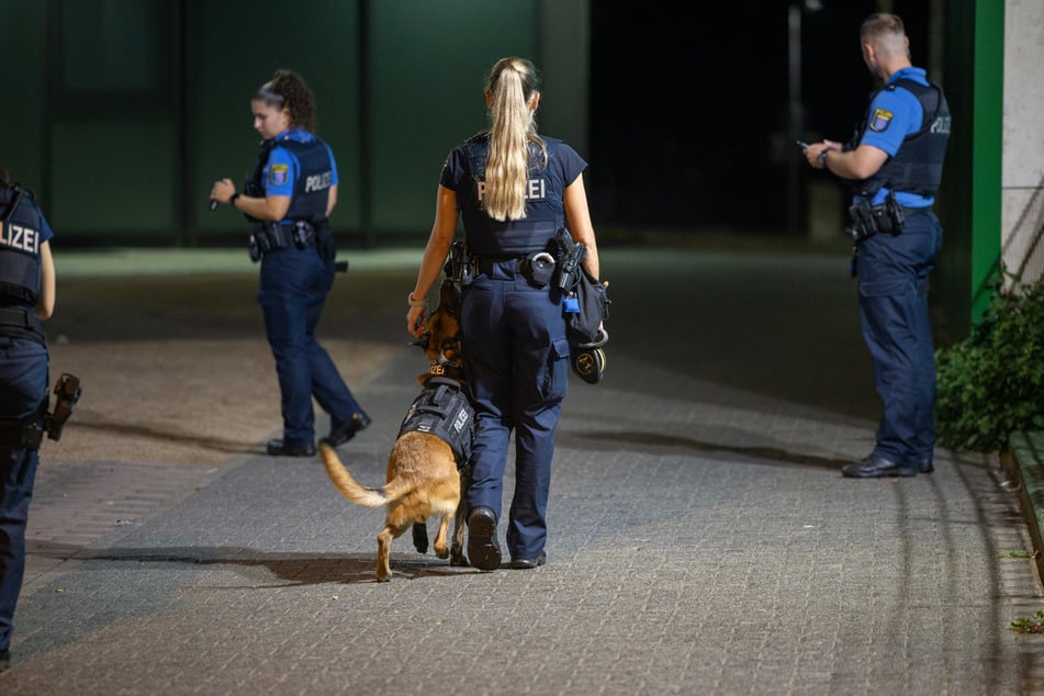 Die Kriminalpolizei begab sich unmittelbar nach der Tat auf Spurensuche am Tatort.