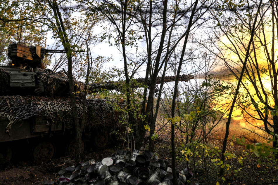 Ein ukrainischer Panzer T-64 feuert in Richtung der Stellungen der russischen Truppen.