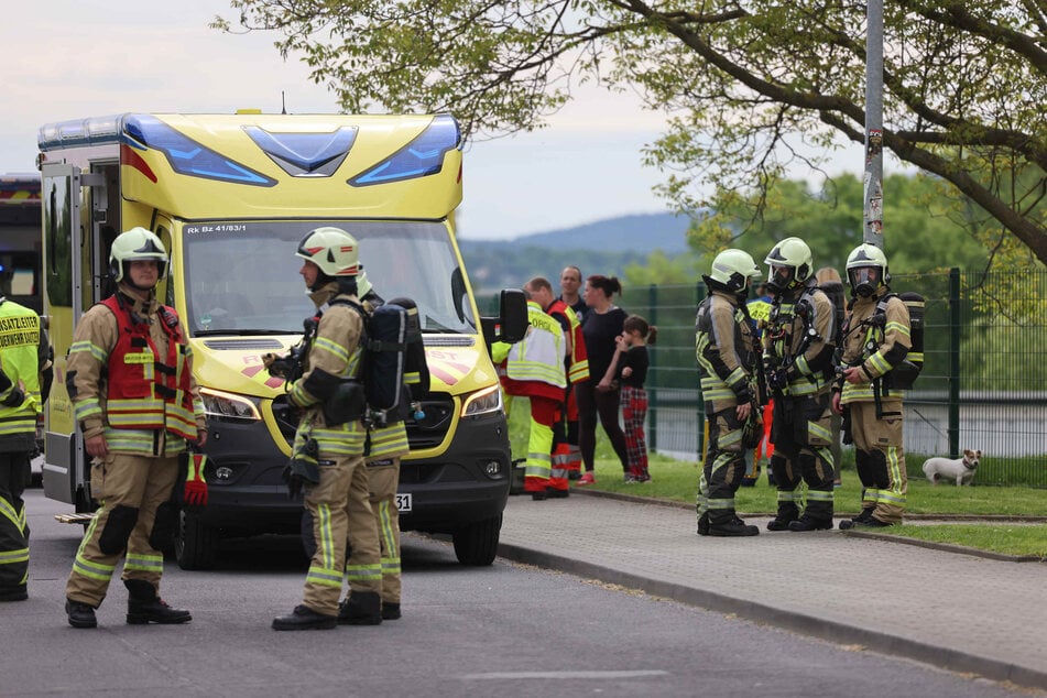 Mit Atemmasken suchten die Einsatzkräfte der Feuerwehr nach der Quelle des angeblichen Gasgeruchs.