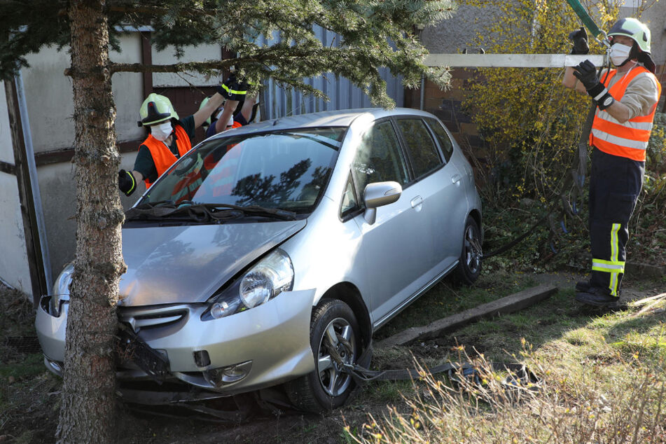 Die Feuerwehrleute trugen einen Mundschutz.