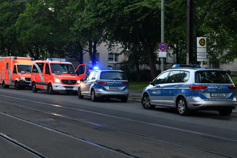 Polizisten und Rettungskräfte am Tatort.