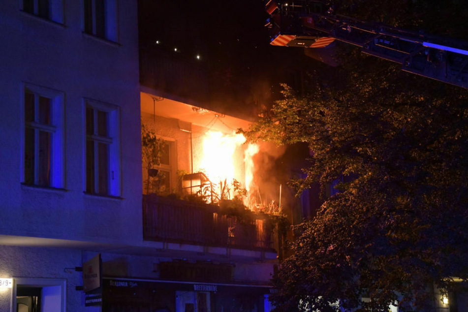 Bei einem Wohnungsbrand in Berlin-Friedrichshain ist ein 57-jähriger Mann ums Leben gekommen. 16 weitere Personen wurden teilweise leicht verletzt.