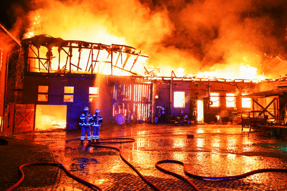 Flammeninferno auf Vierseitenhof: Brand vernichtet Gebäude und Wohnwagen