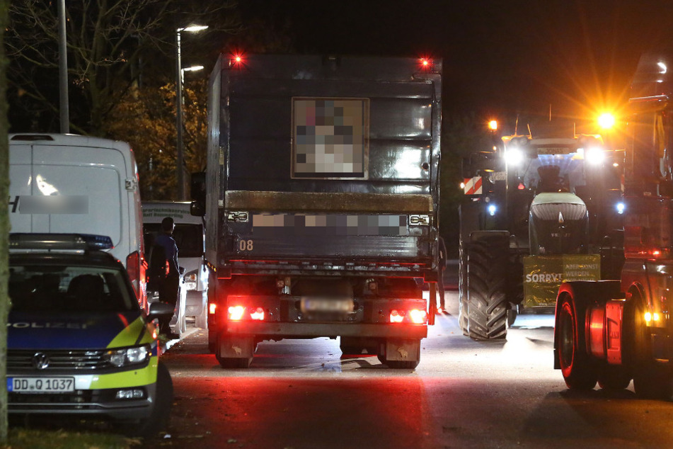 Dichtes Gedränge auf der Straße vor dem Logistikzentrum.