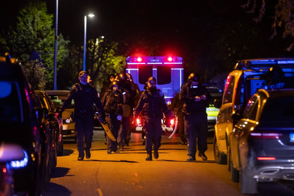 Polizisten bereiten sich auf den Einsatz vor.