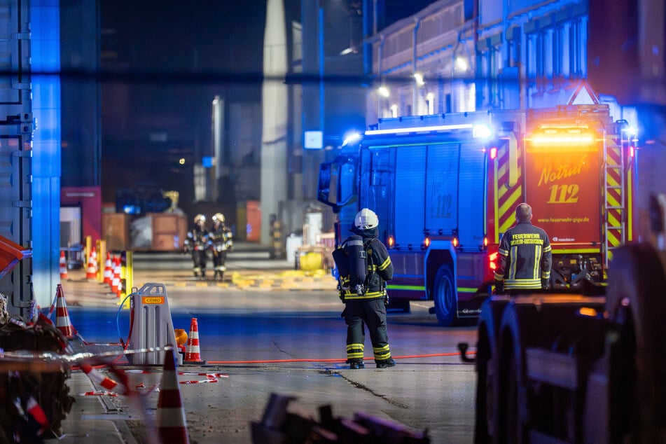 Im südhessischen Ginsheim-Gustavsburg (Landkreis Groß-Gerau) sorgte ein Brand auf einem Recyclinghof am Dienstagabend für einen größeren Feuerwehreinsatz.