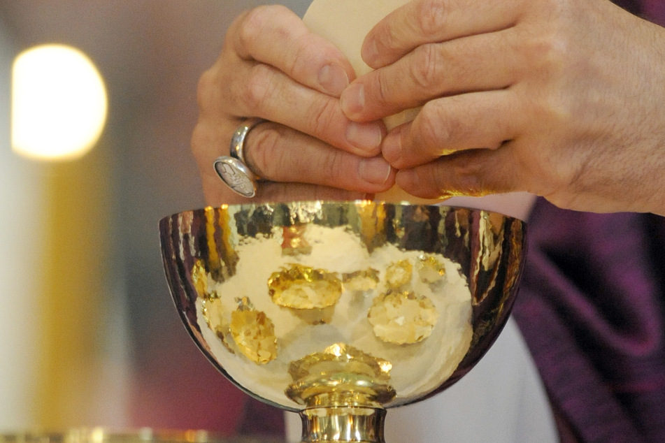 Zur Umwidmung der Kirchensteuer soll am Montag in Köln der Verein "Umsteuern! Robin Sisterhood" gegründet werden. (Symbolfoto)