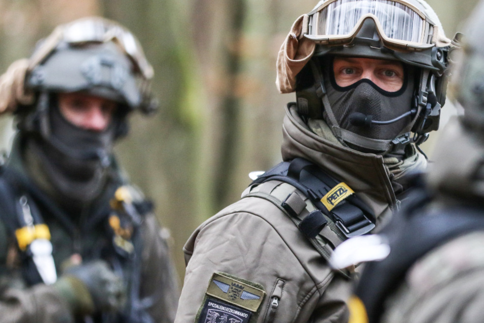Das Foto vom 13. November zeigt Polizisten mit Schutzausrüstung im Dannenröder Forst.