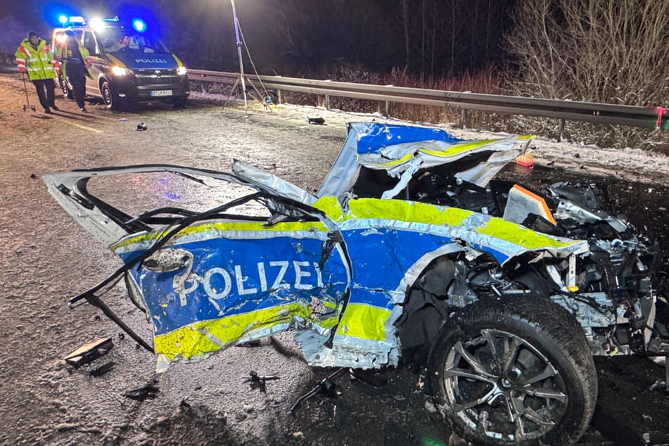 Das Polizeiauto wurde durch die Wucht des Aufpralls in Stücke gerissen.