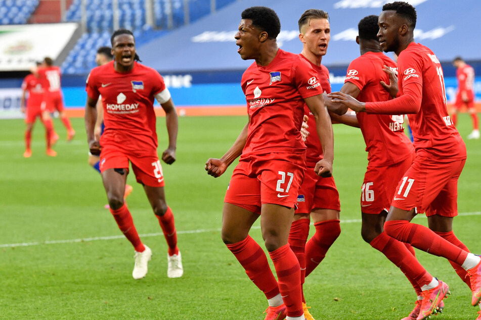 Jessic Ngankam (M) jubelt mit seinen Mitspielern Dodi Lukebakio (r.), Peter Pekarik (2.v.r.) und Dedryck Boyata (l.) seinen Siegtreffer zum 2:1.