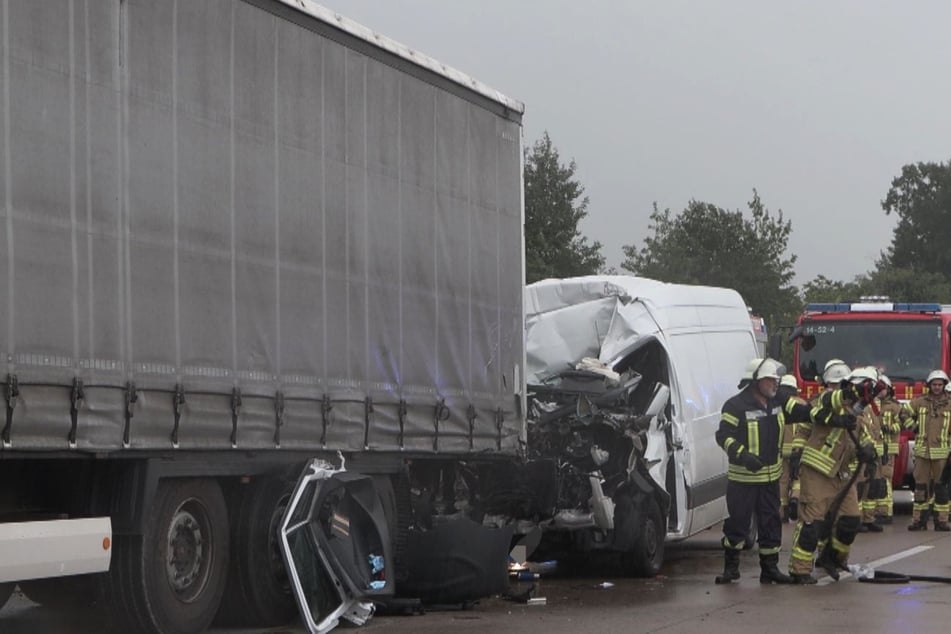 Unfall A1: Tödlicher Unfall auf A1: Transporter kracht in Stauende