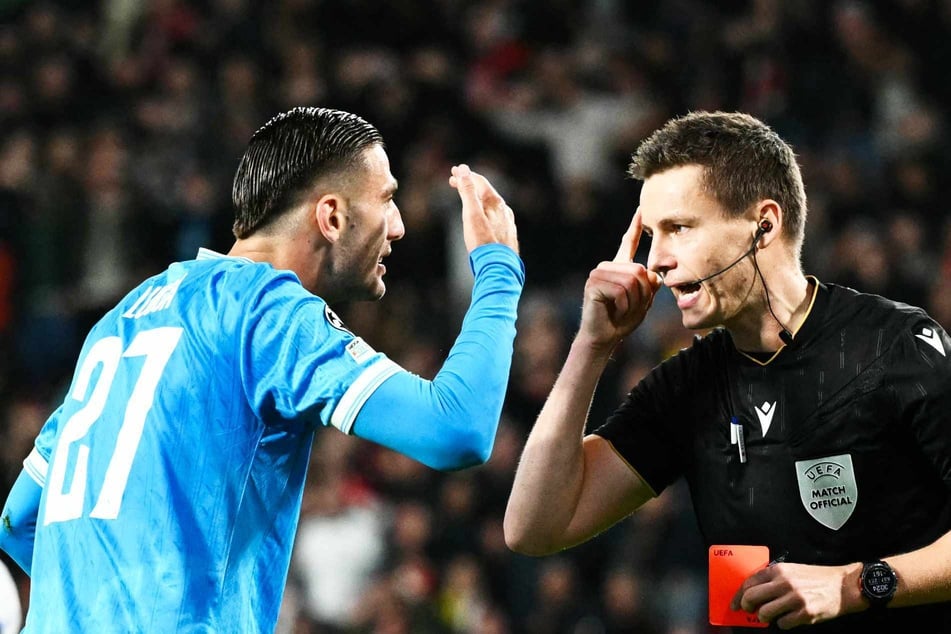 Rojo de pájaro en la Liga de Campeones: árbitro alemán provoca una escena curiosa