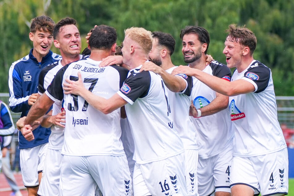 DFB-Pokal: Underdog führt mit zwei Toren! Bundesliga-Absteiger droht Peinlich-Aus