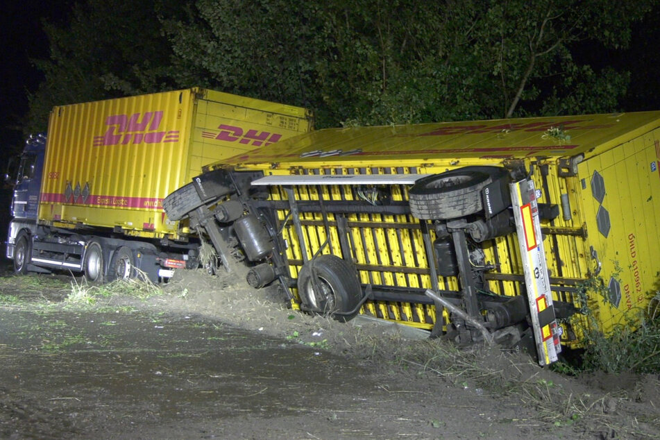 In den frühen Morgenstunden des Mittwochs knallte ein Lastwagen auf der A67 mit seinem Anhänger in die Leitplanke. Die Autobahn musste daraufhin voll gesperrt werden.