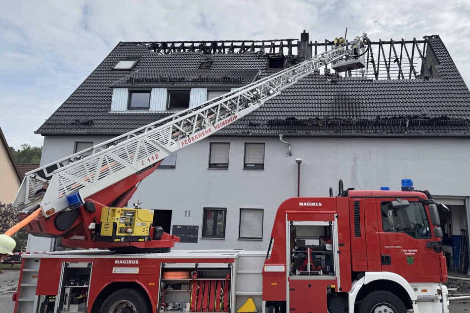 500.000 Euro Schaden: Über 130 Helfer kämpfen gegen Dachstuhlbrand