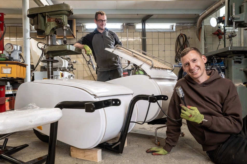 Marco (37, vorn) und Enrico Koch (37) bauen eine verkehrssichere Version des Campis.