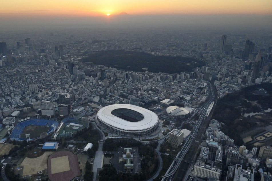 Die Sonne geht über dem Nationalstadion in Tokio unter.