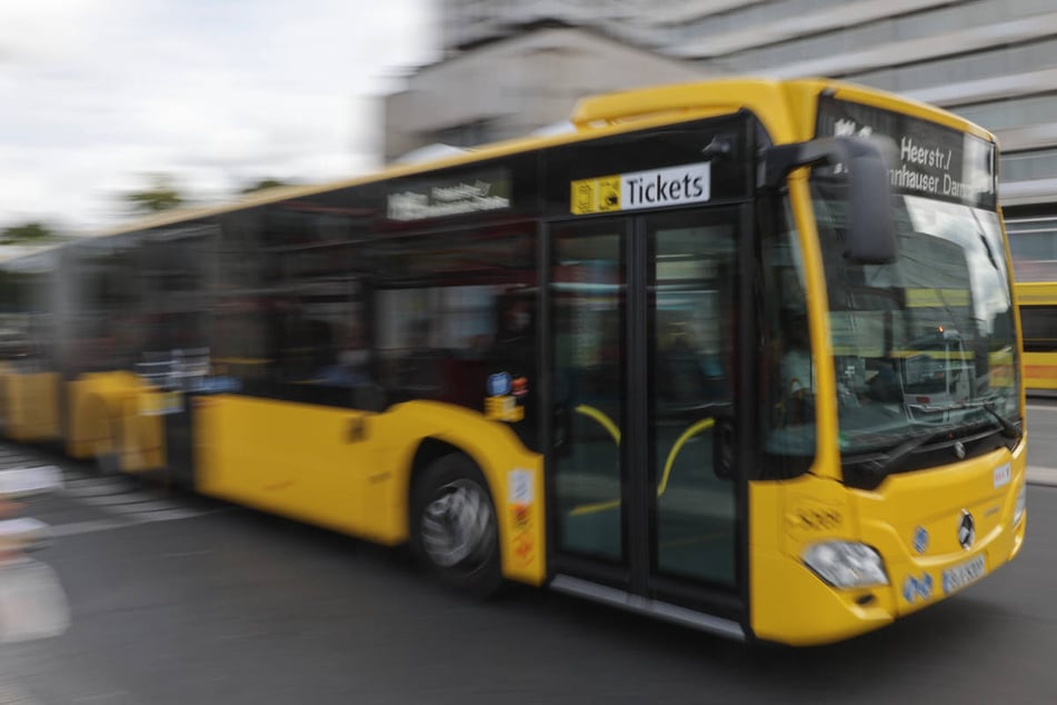 Berlin: Mann sticht Mutter (33) in Berliner Bus vor den Augen ihrer Kinder nieder