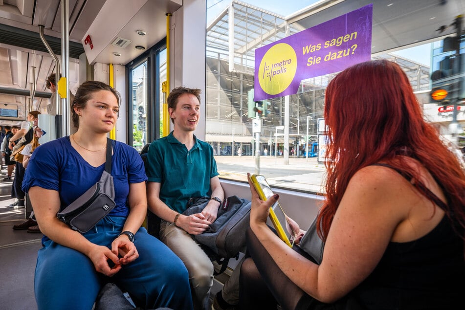 Auch die beiden Studenten Anna (20, l.) und Tom (26) kommen mit Sophie Linßner (28, r.) von "metro_polis" ins Gespräch.