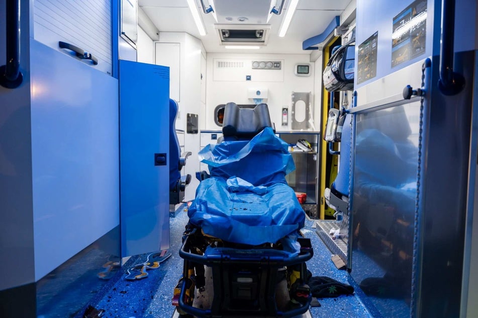 In dem Rettungswagen wurde mindestens eine Scheibe eingeschlagen.