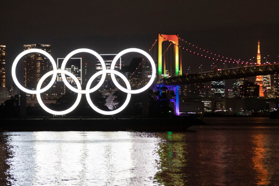 Tokio: Die Olympischen Ringe beleuchten das Wasser unter der Rainbow Bridge. Das Symbol wurde wieder angebracht, nachdem es vor den verschobenen Olympischen Spielen 2020 zur Wartung abgenommen worden war.