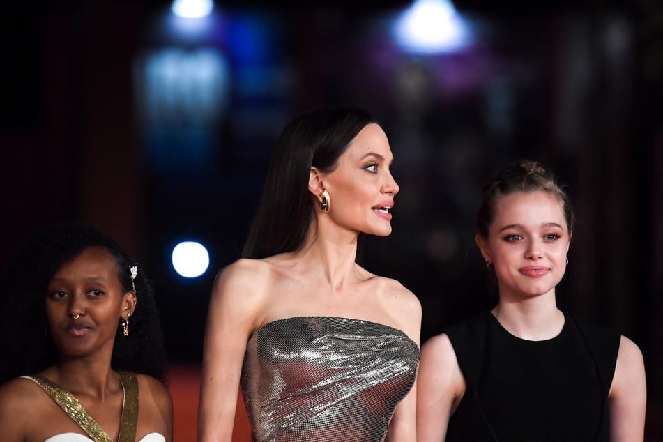 Angelina Jolie (50) mit ihren Töchtern Zahara Jolie-Pitt (21, l.) und Shiloh Jolie (19, r.).