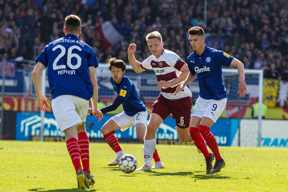 Auf einen Dynamo-Spieler kamen drei Kieler. So jedenfalls muss sich die drückende Unterlegenheit der Dresdner für Marco Hartmann (2.v.r.) angefühlt haben.