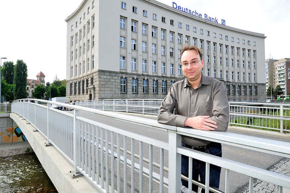 Stadthistoriker Sandro Schmalfuß (38) kann nicht verstehen, dass die Stadt so lange braucht, um die Schmierereien zu entfernen.