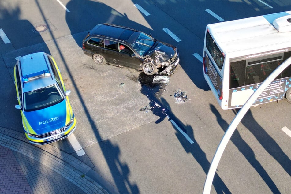 Auto kracht nahe Hamburg gegen Linienbus: Mehrere Menschen verletzt