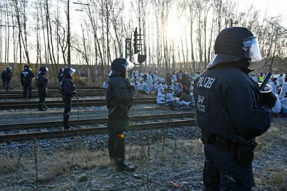 Am Kraftwerk Jänschwalde blockierten Aktivisten die Bahngleise.
