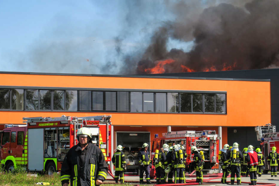 Am Sonntagmorgen brach auf einem Firmengelände in Elterlein ein Großbrand aus.