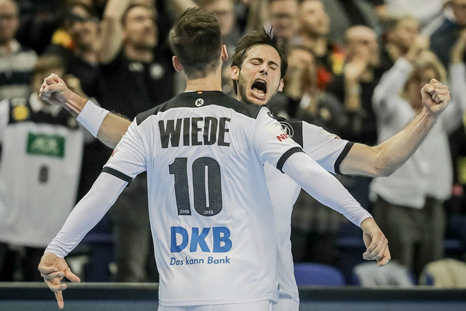 Uwe Gensheimer jubelt mit Fabian Wiede nach seinem Tor.