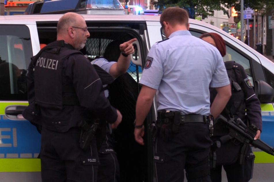 Die Polizei war mit zahlreichen stark bewaffneten Kräften vor Ort.