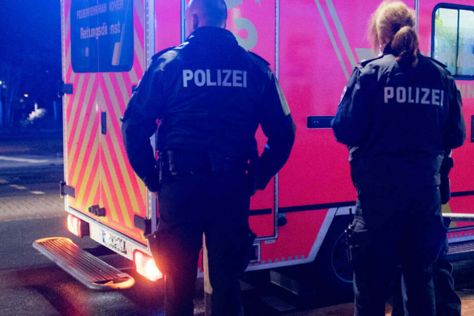 Ein Rettungswagen brachte den Schwerstverletzten schließlich in ein Krankenhaus. (Symbolbild)