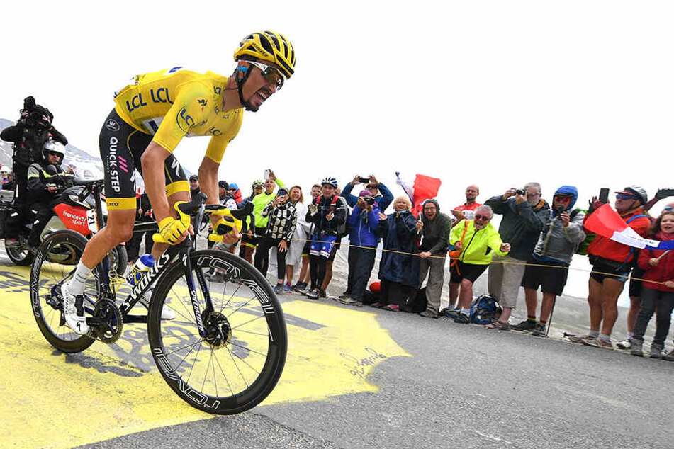Julian Alaphilippe aus Frankreich vom Team Deceuninck-Quick-Step im gelben Trikot des Gesamtführenden.