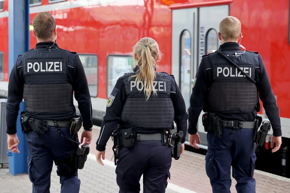 Beamte der Bundespolizei nahmen den Mann am Hauptbahnhof Magdeburg fest. (Archivbild)