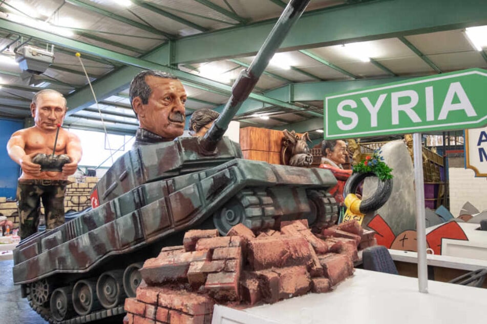 Auf einem Panzer sitzt der türkische Präsident Recep Tayyip Erdogan und wird vom russischen Präsidenten Wladimir Putin gesteuert.