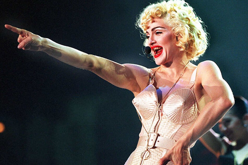 Juli 1990: Im Bustier des französischen Designers Jean Paul Gaultier trat Madonna mit ihrer "Blond Ambition World Tour" in Dortmund auf.