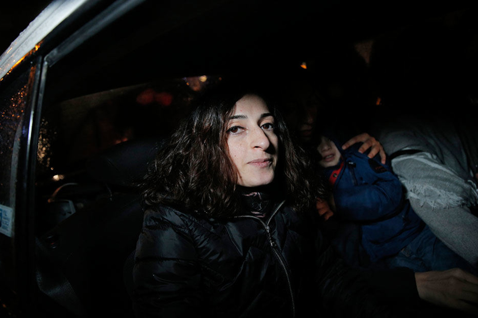 Mesale Tolu sitzt am 18.12.2017 nach ihrer Entlassung aus einer Polizeistation in Istanbul in einem Auto. Tolu ist inzwischen aus der Untersuchungshaft in der Türkei entlassen worden.