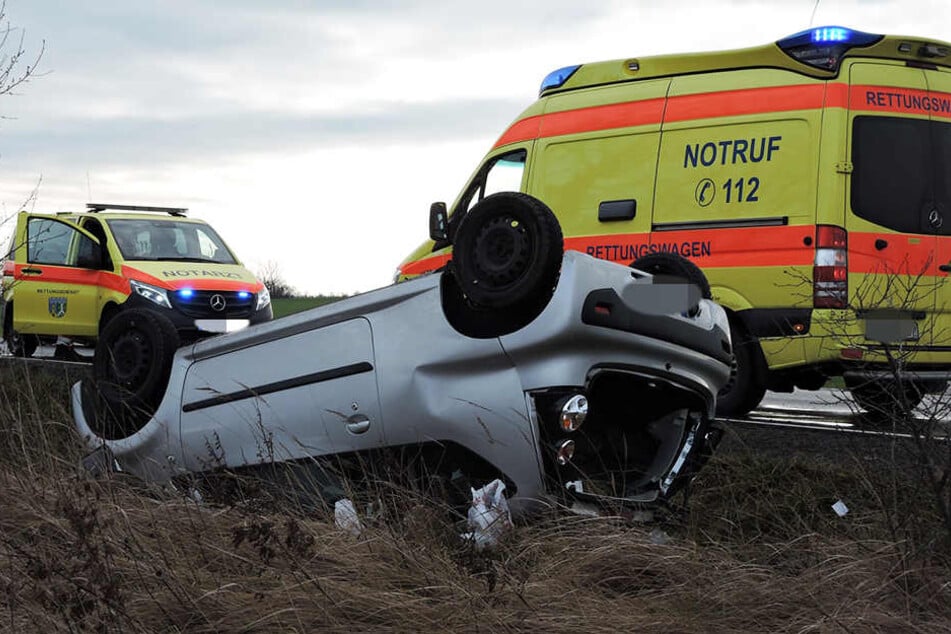Die Einsatzkräfte holten die bewusstlose Fahrerin aus dem Auto.