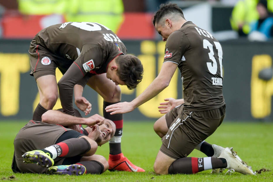Alex Meier lag nach seinem Treffer am Boden. Luca Zander (links) und Ersin Zehir waren die ersten Gratulanten.