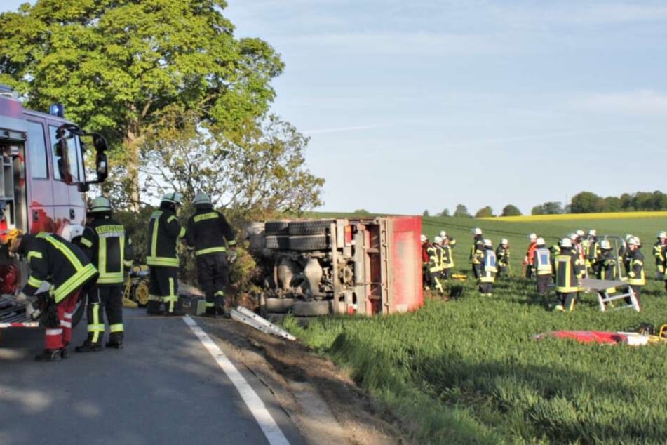 Nach dem Crash mit einem Baum kippte der Laster auf die Seite.